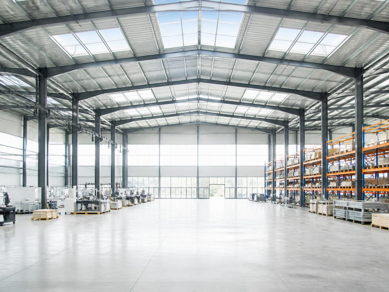 Leere Industriehalle mit Stahlkonstruktion